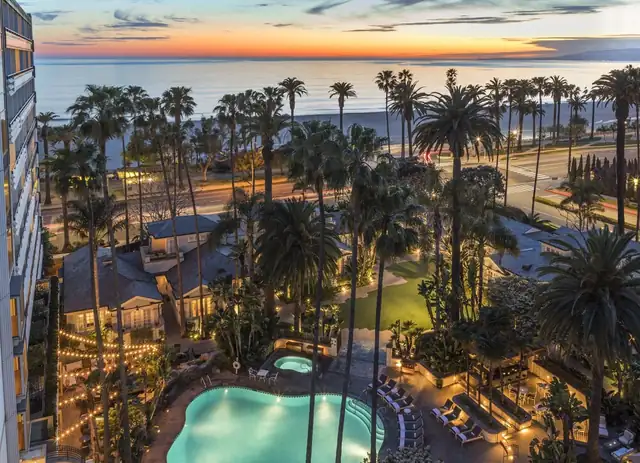 Fairmont Miramar in Santa Monica, pool with loungers and palm trees