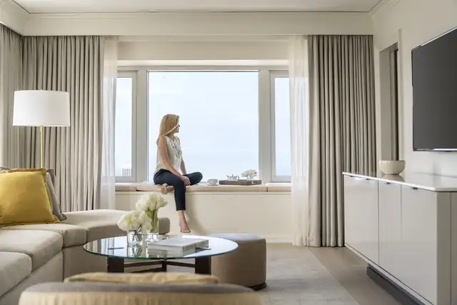 Four Seasons Hotel Chicago in Chicago, modern room with a large window