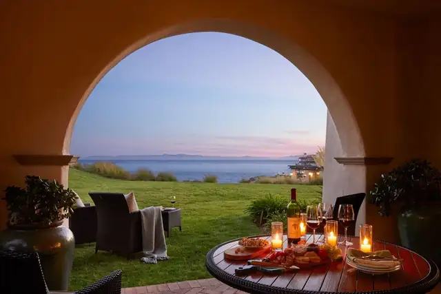 Terranea Resort in Los Angeles, outdoor dining area with a view of the sea